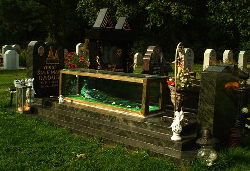 Tumba de un creyente de esta religión en un cementerio de la ciudad de Hannover .