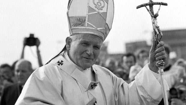 El Papa Juan II llegó a Varsovia el 2 de junio de 1979. En la imagen, durante una visita almonumento al soldado desconocido