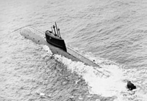 El submarino, todavía a flote