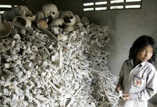 Al menos 2 millones de personas, una cuarta parte de la población camboyana, murieron por ejecución, trabajos forzados, enfermedad o hambruna durante los cuatro años que duró el régimen liderado por Pol Pot