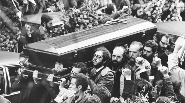Los compaÃ±eros de los abogados asesinado portan el fÃ©retro de una de las vÃ­ctimas de la matanza. El 26 de enero de 1977, dos dÃ­as despuÃ©s del atentado, se celebrÃ³ el funeral, que estuvo acompaÃ±ado por una increÃ­ble multitud de espaÃ±oles que manifestaron libertad y justicia