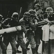 Soldados alemanes levantan la barrera del puesto fronterizo que separaba Alemania de Polonia