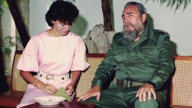 La abogada de los afectados de Cerro Belmonte, junto a Fidel Castro, durante la visita de los vecino a La Habana
