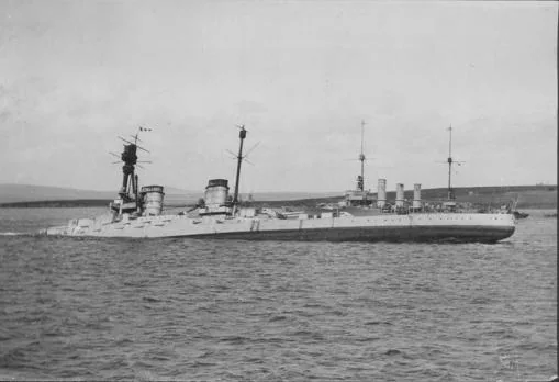 El crucero de combate Nuremberg, hundiéndose en Scapa Flow (1919)