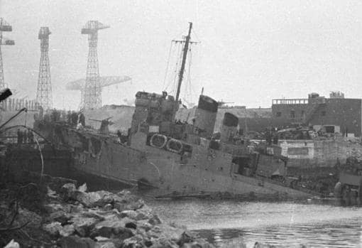 El HMS Campbeltown británico incrustado en Saint-Nazaire