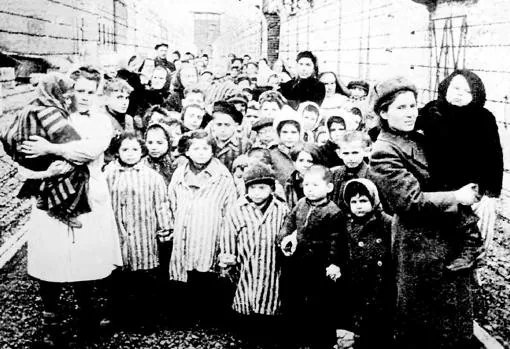 Mujeres con niños soviéticos en el campo de concentración