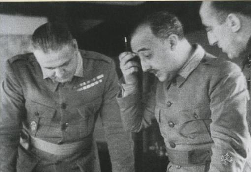 Franco consultando un mapa de operaciones junto a oficiales de su estado mayor durante la Guerra Civil.