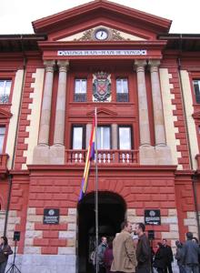 Fachada del Ayuntamiento de Éibar con la bandera republicana durante la conmemoración del 77 aniversario de la proclamación de la República.