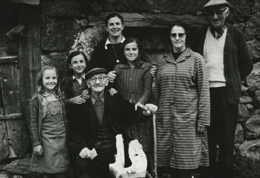 Aurelio Díaz Campillo, posa con toda su familia, en 1977