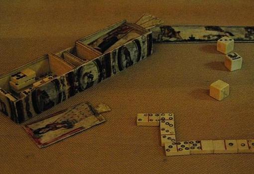 Caja de juegos (1790-1815) en la que se incluyen un dominó y varios dados