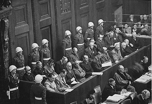 Dönitz, tras la primera fila, durante los juicios a los jerarcas nazis