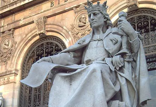 Estatua de Alfonso X el Sabio en la escalinata de entrada de la Bioblioteca Nacional