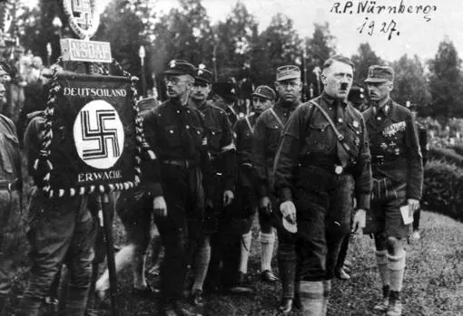 Heinrich Himmler, Rudolf Hess, Adolf Hitler y Gregor Strasser, en 1927, en una de las pocas fotografías en que aparecen juntosWIKIPEDIA