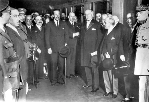 Alfonso XIII, a su llegada a París el 17 de abril de 1931.