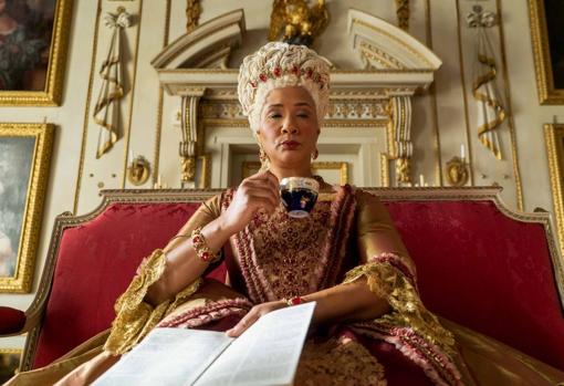 Golda Rosheuvel como la Reina Carlota en la serie de Netflix.