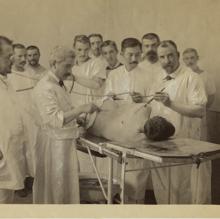 Extraccion de una bala a un soldado español en Cuba, en 1896