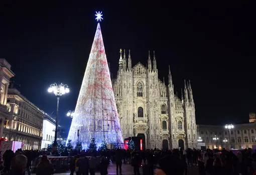 A giant tree of LED lights by Ximenez Lighting in the Duomo square in Milan