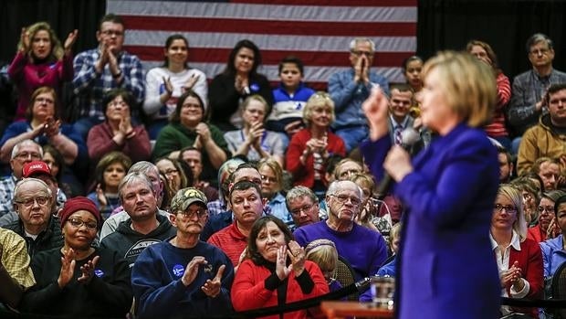 La candidata presidencial demócrata estadounidense Hillary Clinton habla durante un acto de campaña en el Centro de Eventos y Convenciones Prazz! hoy, miércoles 20 de enero de 2016, en Burlington, Iowa (EE.UU.)