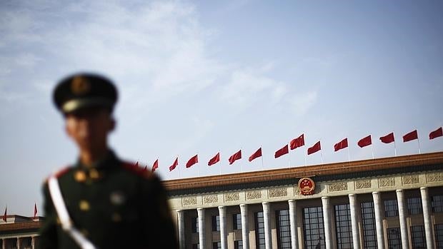 Un oficial de Policía hace guardia frente a la Gran Sala del Pueblo en la Plaza de Tiananmen de Pekín