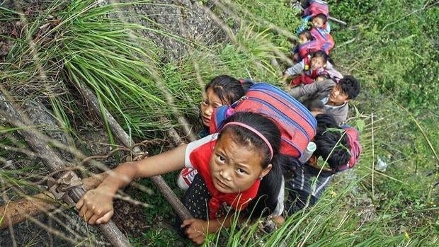 Los Ninos De Una Remota Aldea China Recorren El Camino Mas Peligroso Del Mundo Para Llegar Al Colegio