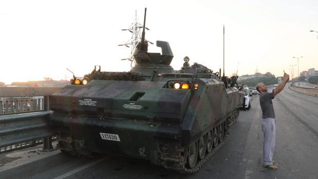 Un ciudadano de Estambul se autofotografía con uno de los tanques neutralizados tras el intento fallido de golpe de Estado