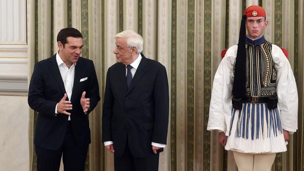 Tsipras propone una reforma constitucional populista para 