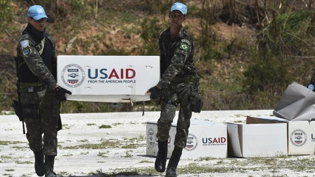 El helicóptero estadounidense Jeremie lleva ayuda humanitaria a Puerto Príncipe