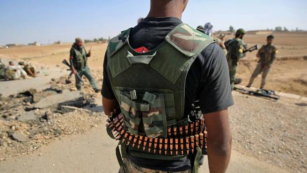 Un combatiente chií en los alrededores de Mosul