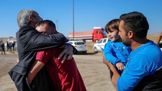 Un padre abraza a su hijo tras reencontrarse después de varios años sin verse