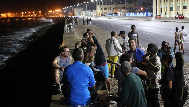 Un grupo de personas se reúne en el malecón hoy, sábado 26 de noviembre, en La Habana (Cuba), tras el fallecimiento del líder cubano Fidel Castro a sus 90 años de edad.