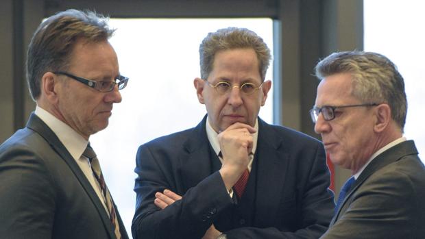 El presidente de la BfV, Hans-Georg Maassen escucha al ministro del Interior, Thomas de Maizière junto con el presidente de la BKA, Holger Münch este miércoles durante la reunión de cargos del Interior celebrada en Saarbrücken