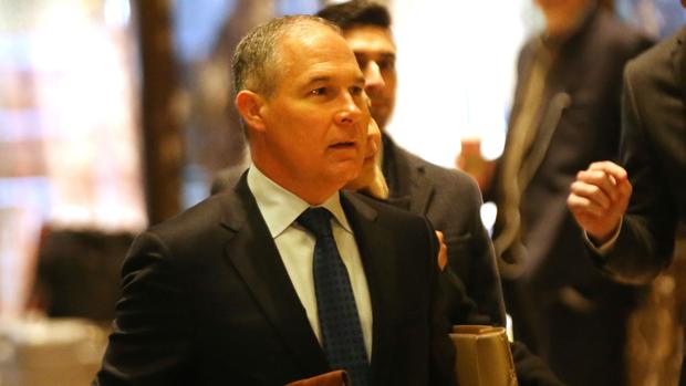El fiscal general de Oklahoma Scott Pruitt, a su llegada este miércoles a la Trump Tower