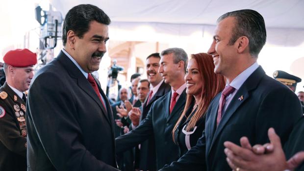 Maduro saluda a El Aissami, en una reunión con los miembros de su nuevo Gobierno