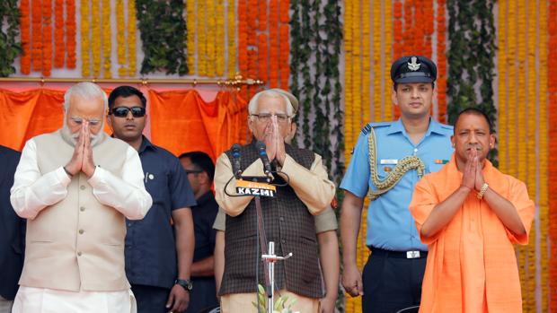 Adityanath, a la derecha de la imagen, y Modi, a la izquierda, en la toma de posesión