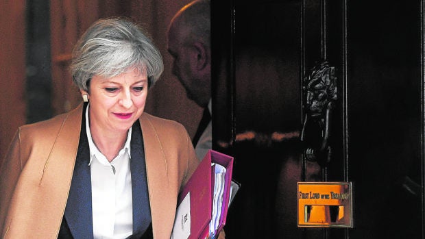 Theresa May sale del 10 de Dowinng Street camino del Parlamento