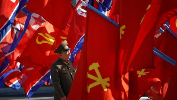 Un militar norcoreano revisa las banderas antes de la inauguración de un complejo de viviendas en la calle Ryomyong, este jueves en Pyongyang