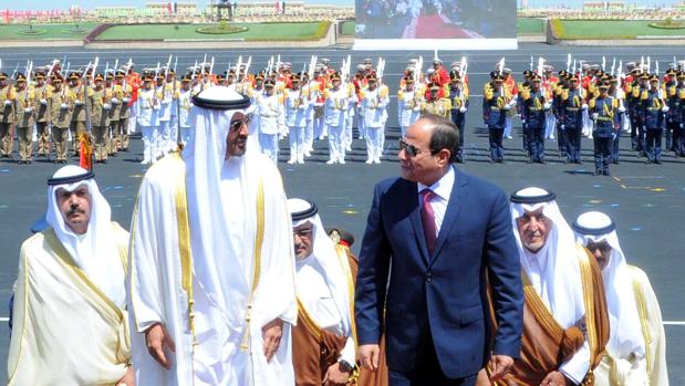 El presidente de Egipto, Abdelfatah Al Sisi, acompañado de otros líderes árabes en la inauguración de la base