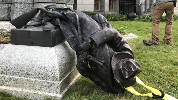 El monumento derribado en Durham