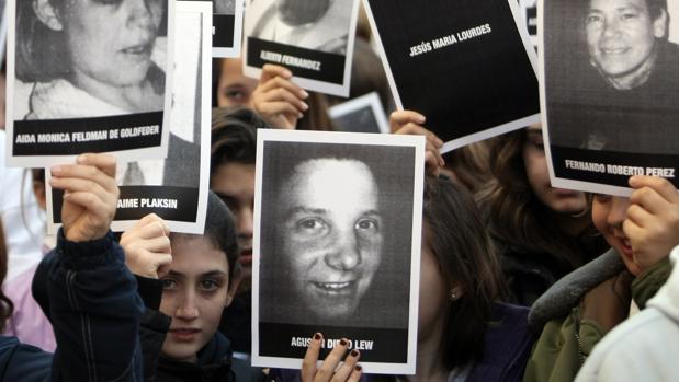 Miembros de la comunidad judía argentina en una concentración con motivo del quince aniversario de la matanza