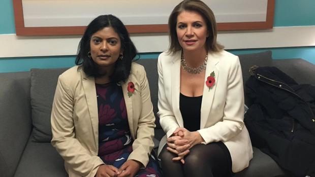 Julia Hartley-Brewer (d), con la diputada laborista Rupa Huq