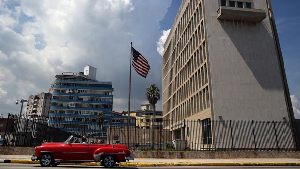 Un coche clásico pasa frente a la Embajada de EE.UU. en La Habana, en una imagen de archivo