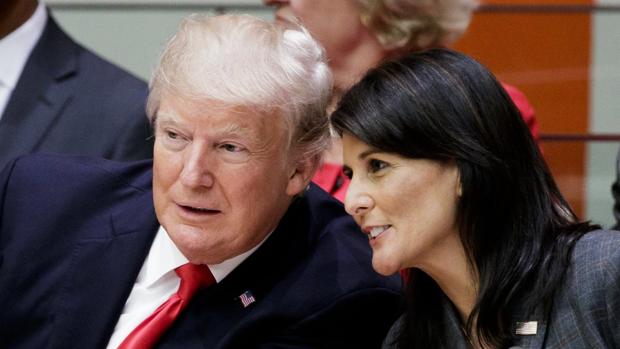 La embajadora estadounidense ante la ONU, Nikki Haley (izda) junto al presidente de Estados Unidos, Donald Trump