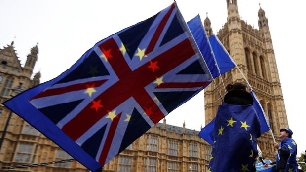 Manifestantes contra el Brexit, a las puertas del Parlamento británico