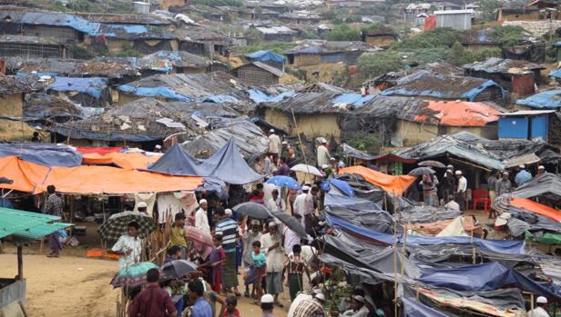 Desde finales de agosto, más de 600.000 Rohingyas han huido de Birmania y viven hacinados en campos de refugiados en Bangladés, como este de Kutupalong