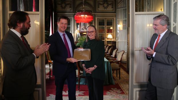 Nick Clegg recibe en Madrid el XIV Premio Otto de Habsburgo, que otorga el Comité Español de la Unión Paneuropea, rodeado del presidente de la organización y adjunto al director de ABC, Ramón Pérez-Maura (izquierda), la archiduquesa Mónika de Habsburgo-Lorena y el ministro de Educación y portavoz del Gobierno, Íñigo Méndez de Vigo
