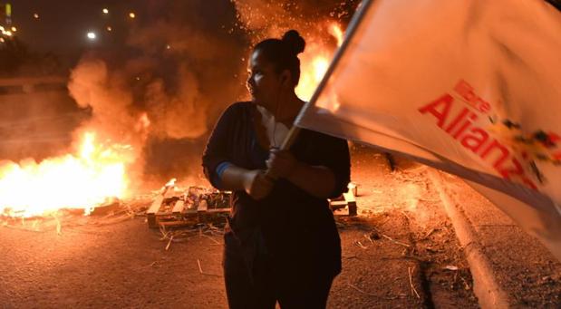 Simpatizantes del opositor Salvador Nasralla protestan este domingo en Tegucigalpa