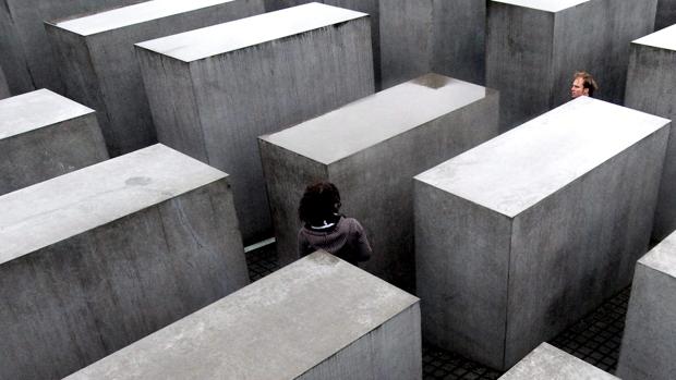 El Lider Del Afd Que Insulto Al Memorial Del Holocausto Es Acosado Por Una Replica Del Monumento