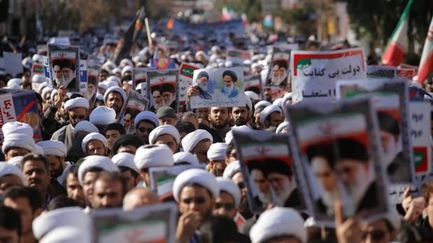 Manifestación de clérigos en Qom en favor del régimen