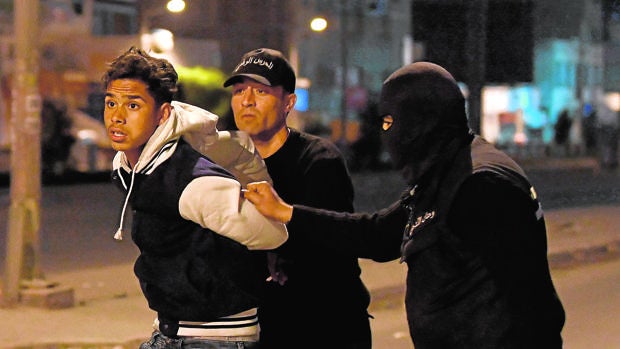 Las fuerzas de seguridad tunecinas detienen a un manifestante
