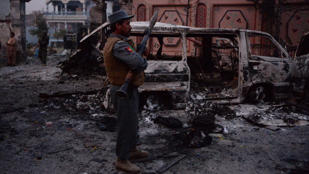 Una columna de humo sale de la sede de Save the Childrenen en Jalalabad (Afganistán) tras el atentado suicida que ha sufrido de este miércoles